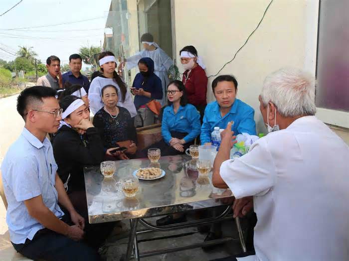 Công đoàn Nghệ An thăm hỏi gia đình đoàn viên gặp nạn