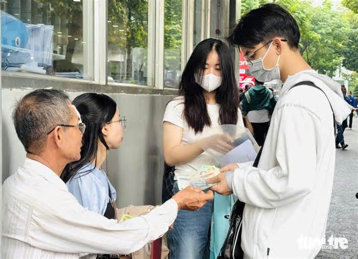 Sinh viên phản ánh đóng trước một phần học phí mới được gia hạn, trường nói gì?