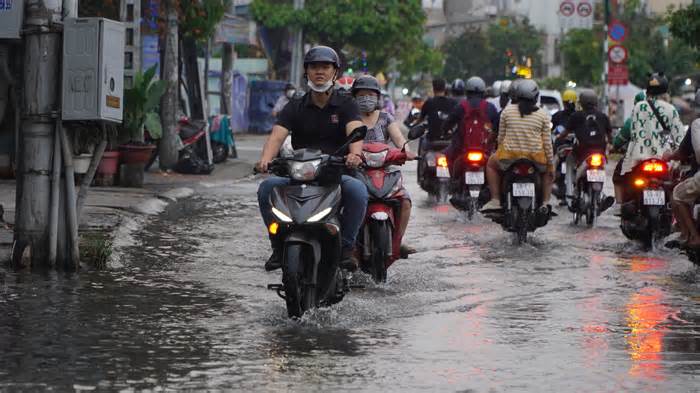 Đường ngập nặng do triều cường, người dân TPHCM chật vật lội nước về nhà
