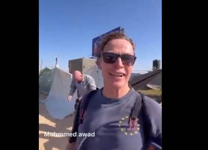 Đặc phái viên EU bay dù lượn để quảng bá cho Dải Gaza tự do
