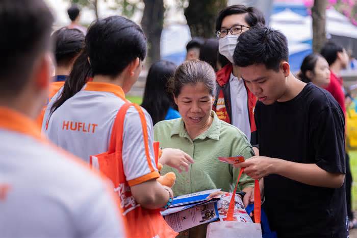 Thí sinh tiếp tục xét tuyển học bạ, săn học bổng 50% học phí HUFLIT