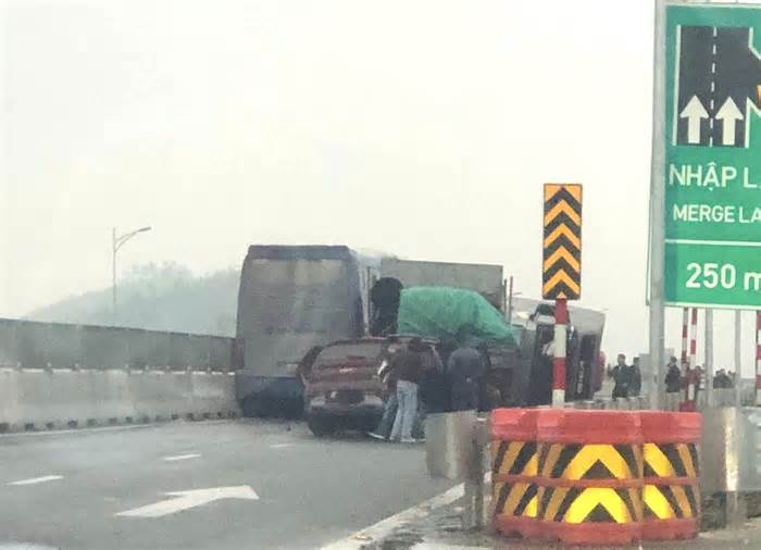 Tai nạn ô tô liên hoàn trên cao tốc đoạn Nghi Sơn - Diễn Châu