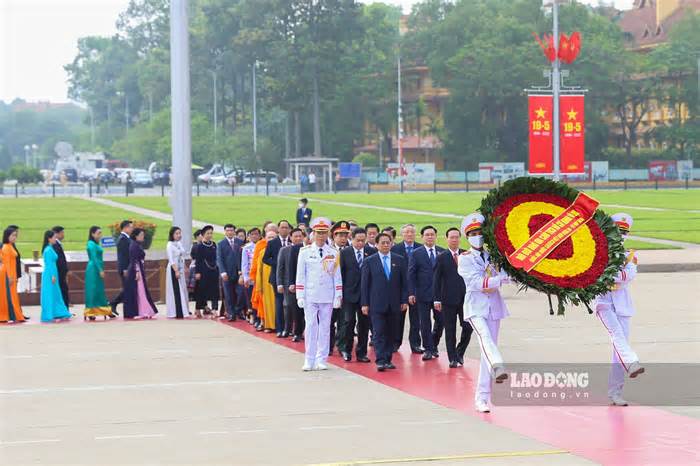 Đoàn đại biểu Quốc hội vào Lăng viếng Chủ tịch Hồ Chí Minh