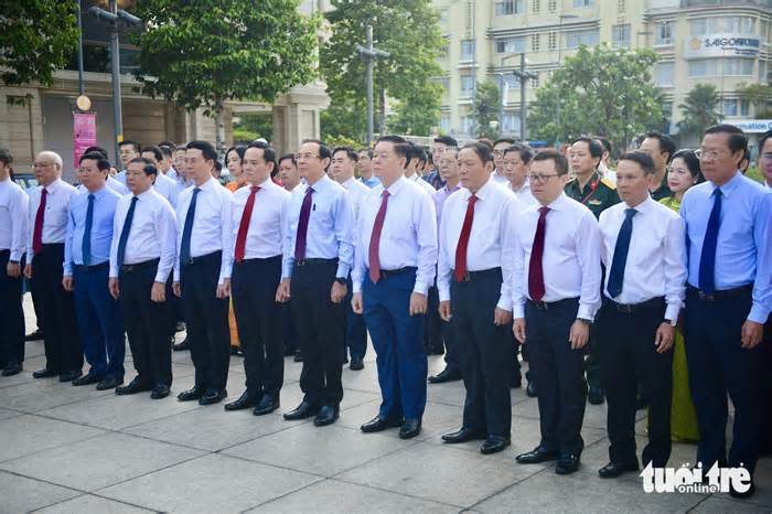 Đoàn đại biểu Đảng, Nhà nước dâng hương tượng đài Chủ tịch Hồ Chí Minh, tham quan Hội báo 2024