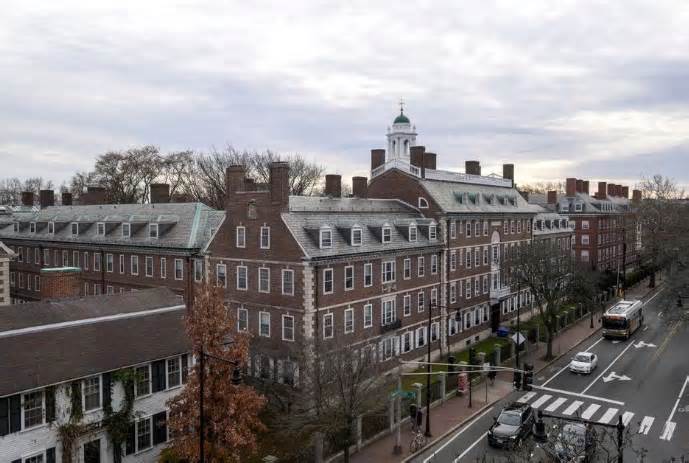 Đại học Harvard bị sinh viên kiện