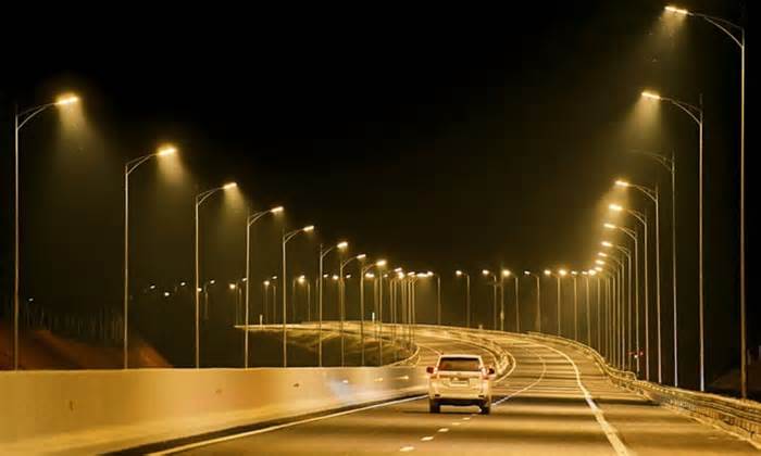 Cục Đường bộ Việt Nam: 'Lắp đèn chiếu sáng toàn tuyến cao tốc là lãng phí'