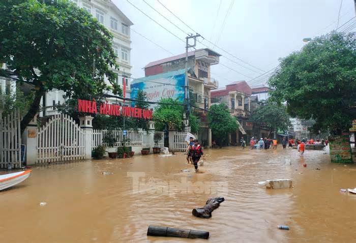 Một tình nguyện viên ở Yên Bái bị lật thuyền tử vong