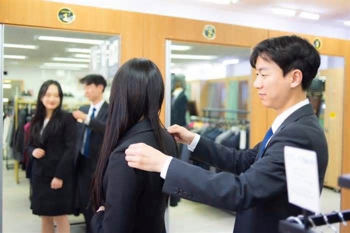 Người trẻ Hàn Quốc mượn quần áo đi xin việc