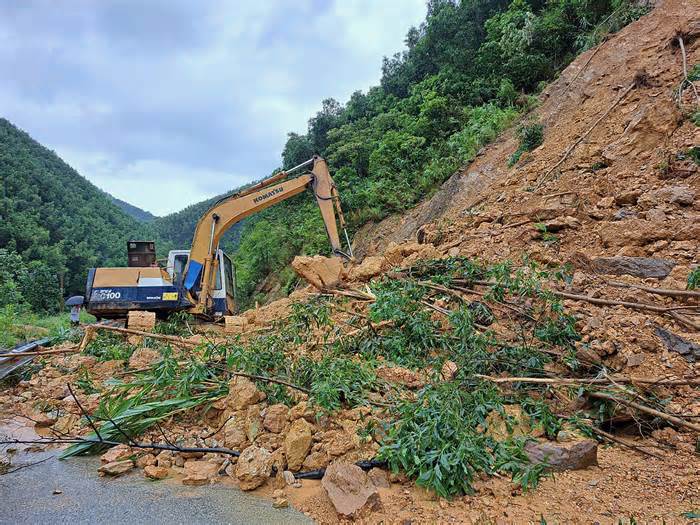 Lũ lụt gây thiệt hại nặng nề với giao thông Quảng Bình