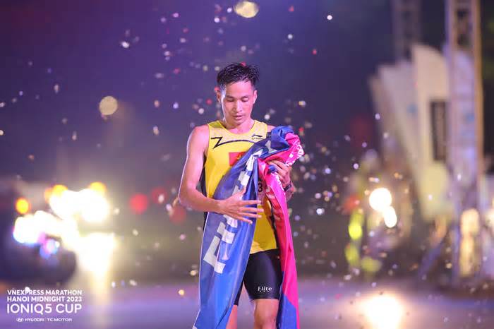 Nguyễn Văn Lai chưa hài lòng với kỷ lục tại VnExpress Marathon