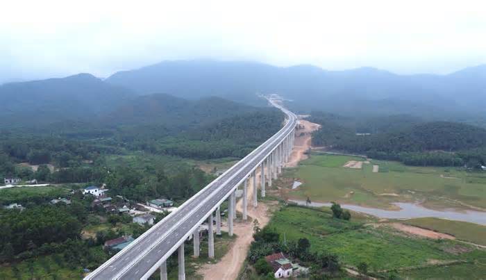 Cận cảnh cao tốc Bắc Nam đoạn Diễn Châu- Bãi Vọt trước ngày thông xe