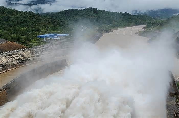 Ba hồ thủy điện lớn mở cửa xả