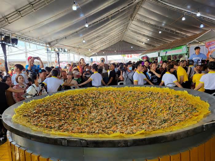 Người dân đổ về lễ hội bánh dân gian Nam Bộ, ăn bánh xèo 'siêu to khổng lồ' miễn phí