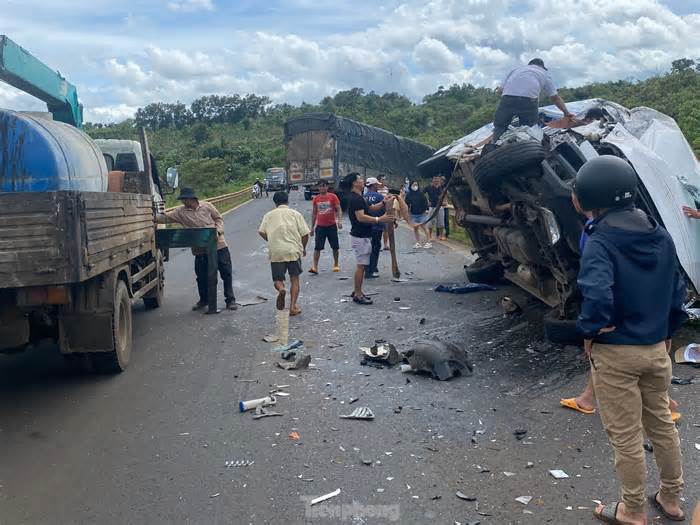Đắk Lắk: Va chạm giữa xe tải và xe khách, 13 người thương vong
