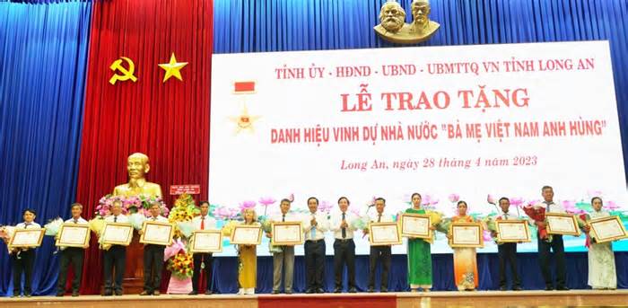 Long An: 13 bà mẹ được truy tặng danh hiệu “Bà mẹ Việt Nam Anh hùng”