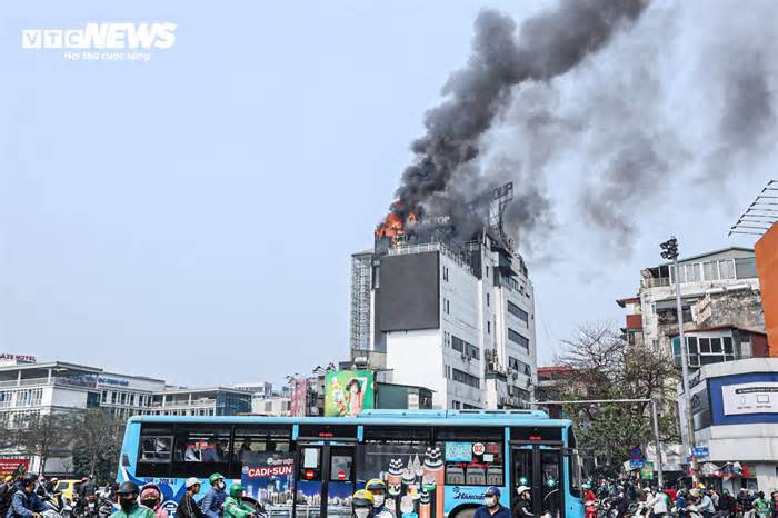 Cảnh sát dùng xe thang dập đám cháy quán bar tầng 9 ở Hà Nội