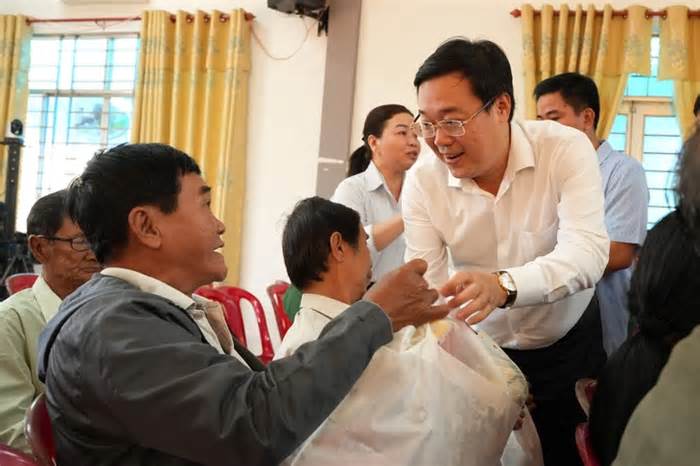 Phó bí thư thường trực Lê Quốc Phong thăm tết Đồng Tháp, tặng 1,5 tỉ đồng chăm lo cho bà con