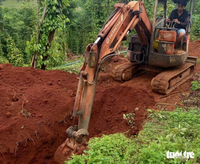 Tháo nước ngầm trong quả đồi cứu hồ Đắk N'ting