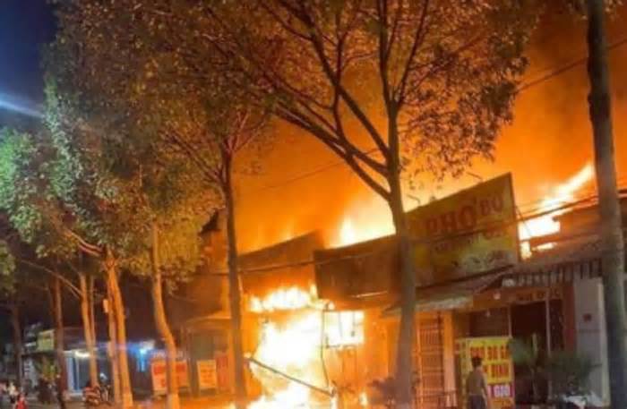 Hỏa hoạn trong đêm thiêu cháy 4 căn nhà ở Đắk Nông