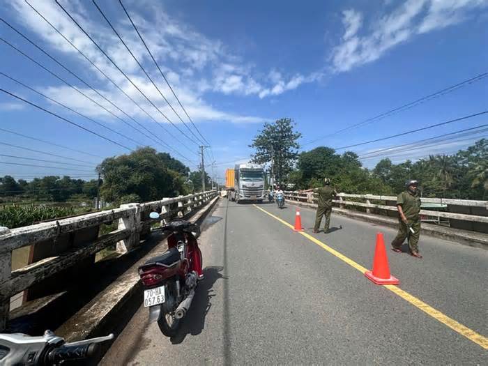 Chạy xe máy qua cầu hẹp trên quốc lộ 22B ở Tây Ninh, một phụ nữ bị container cán tử vong