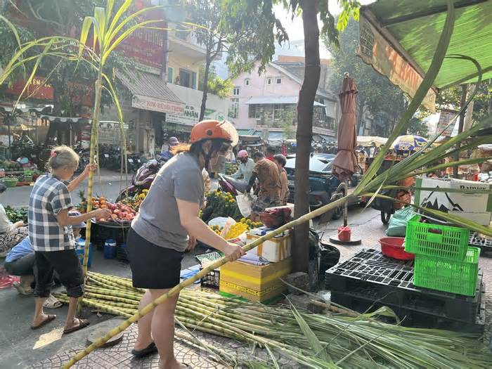 Lễ vật đưa ông Táo về trời đắt khách, mua không cần trả giá