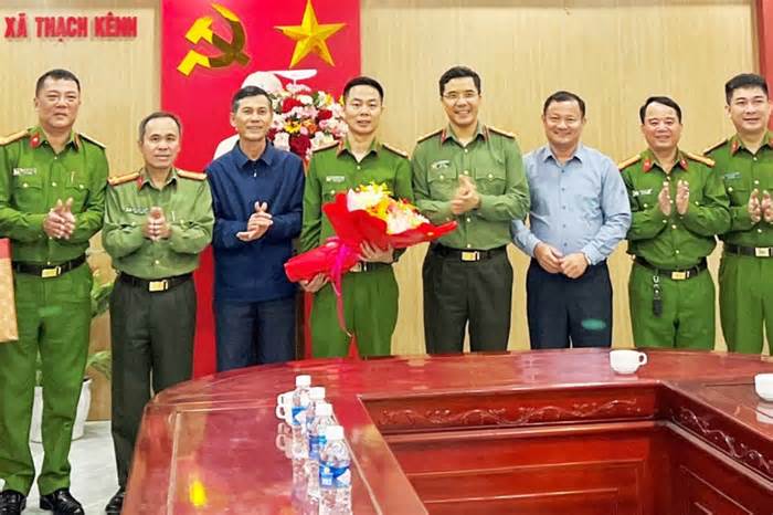 Khen thưởng công an xã đầu tiên ở Hà Tĩnh hoàn thành cấp căn cước công dân gắn chíp