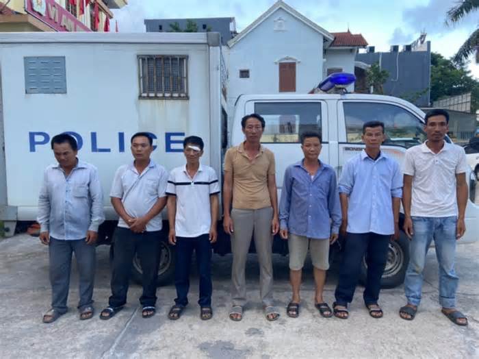 Quảng Bình: Phá ổ 'cào tố' núp dưới rừng cao su, bắt giữ 7 con bạc
