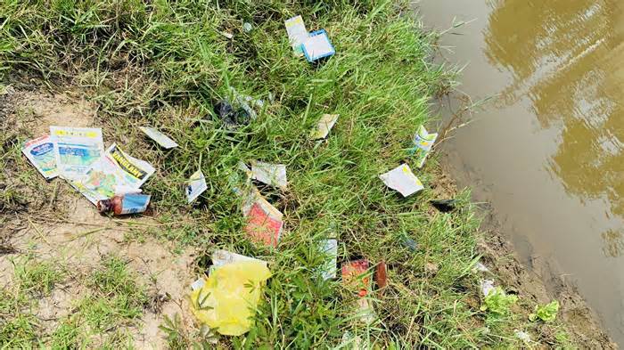 Quảng Nam: Rác từ bao bì thuốc bảo vệ thực vật vứt thẳng vào nguồn nước