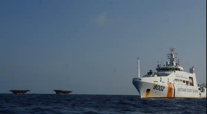 Tàu Cảnh sát biển cấp cứu kịp thời ngư dân bị tai biến ở Trường Sa