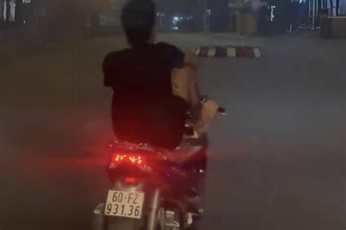 Nam thanh niên dùng chân điều khiển xe máy ở Đồng Nai