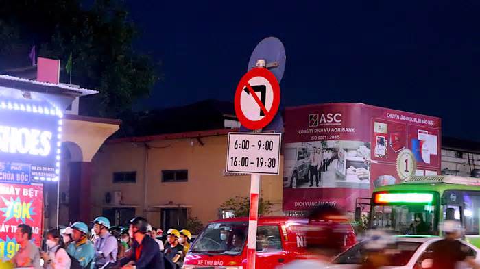 Hà Nội: 'Làm ngơ' biển cấm, người dân xếp hàng dài vi phạm giao thông