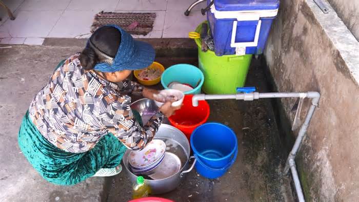 Mất nước nhiều ngày, người dân ở Vĩnh Long đóng cửa hàng ăn