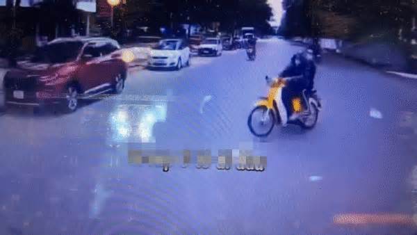 Hà Nội: Tài xế ô tô 16 chỗ 'lao' hơn 80 km/h, đâm văng 2 người đi xe máy