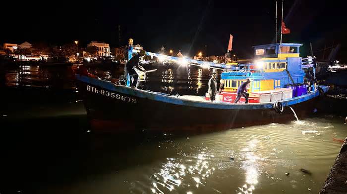 Tàu cá đưa thi thể một thuyền viên tử vong ngoài khơi vào cảng Phan Thiết