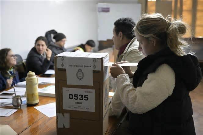 Cử tri Argentina bắt đầu thực hiện nghĩa vụ đi bỏ phiếu bầu cử sơ bộ