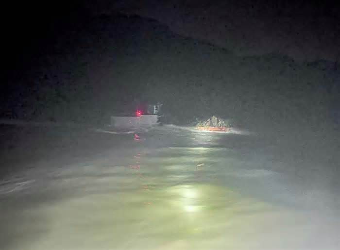 Cứu hộ 2 thuyền viên Trung Quốc gặp nạn trên vùng biển Quảng Ninh