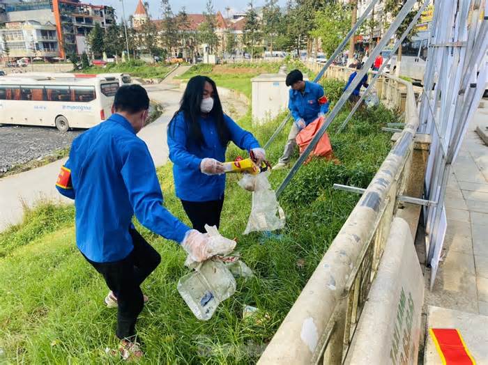 Thanh niên Sa Pa dọn rác, lập các chốt duy trì giao thông dịp lễ