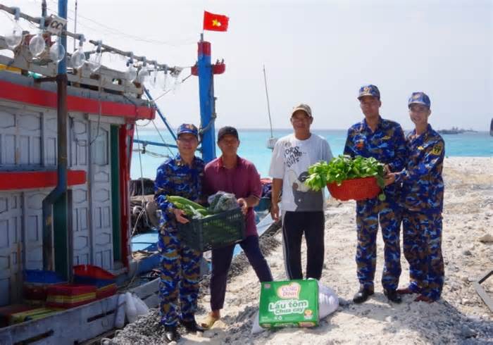 Hỗ trợ thực phẩm cho tàu cá ngư dân Bình Định đánh bắt cá ở Trường Sa