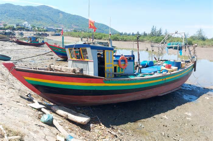 Tàu cá dài 15m trở lên ở Hà Tĩnh phải đến tỉnh khác đăng kiểm