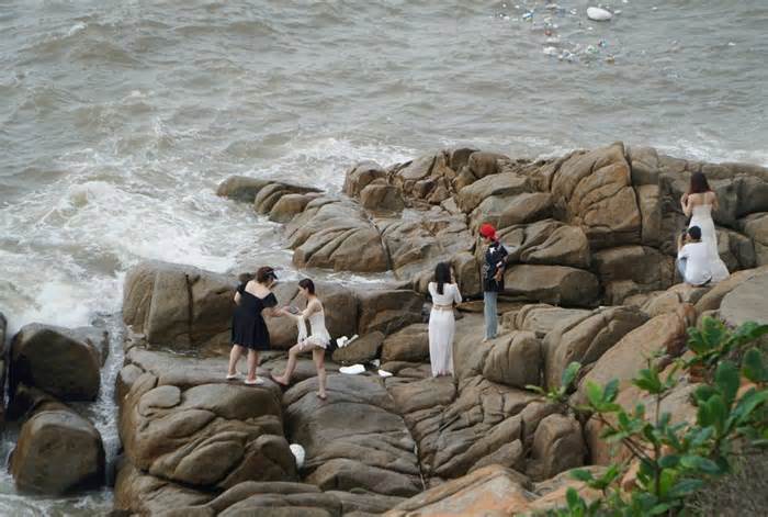Giới trẻ bất chấp nguy hiểm, đứng check-in trên mỏm đá đẹp ở biển Sầm Sơn
