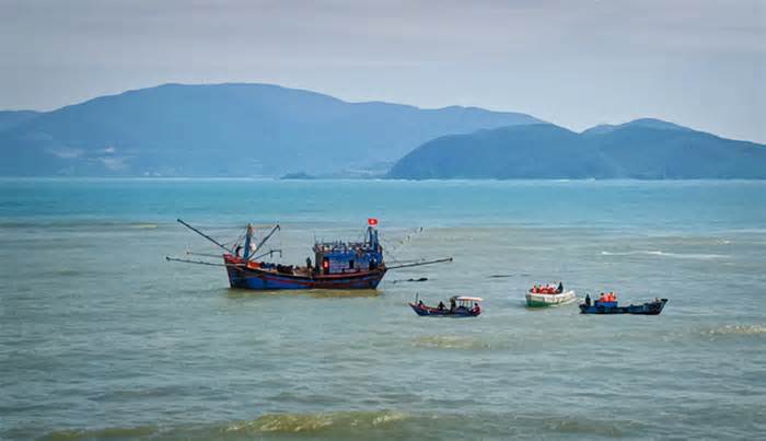 Sóng lớn đánh chìm thuyền trên biển Nha Trang, 1 ngư dân mất tích