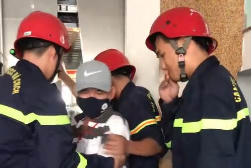 Cảnh sát cứu 9 người kẹt trong thang máy ở TPHCM