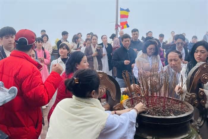 Xuân Giáp Thìn, hàng vạn du khách hành hương về chùa Ngọa Vân - nơi Vua hoá Phật