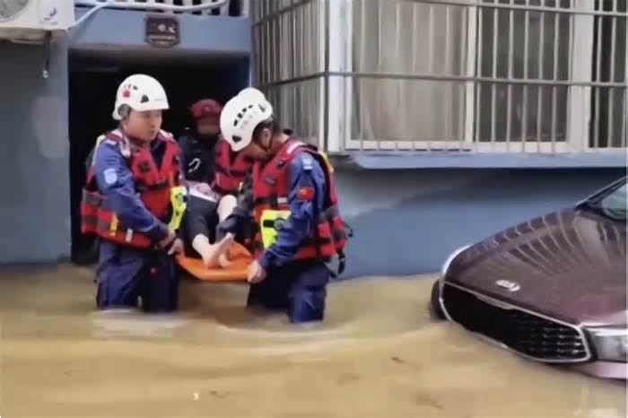 Lũ lụt ở Trung Quốc - hàng nghìn người dân sơ tán, hàng trăm mỏ than đóng cửa