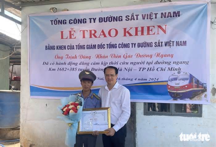 Tổng công ty Đường sắt tặng bằng khen cho nhân viên gác chắn cứu người trong 4 giây