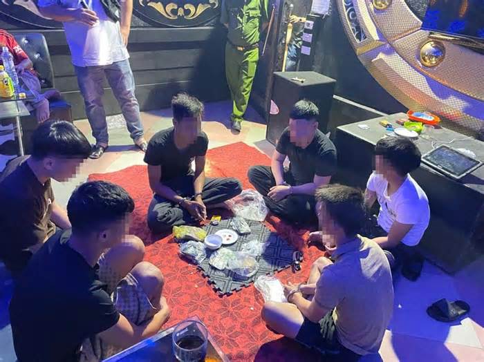 Khởi tố 6 đối tượng đánh bạc tại phòng karaoke tại Quảng Ninh