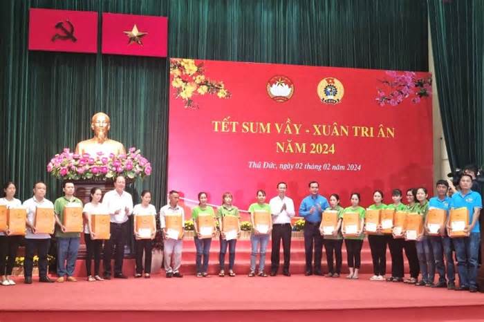 Chủ tịch nước Võ Văn Thưởng tặng 500 phần quà Tết cho công nhân, người dân TP Hồ Chí Minh