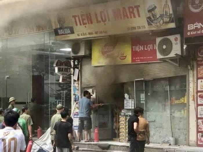 Hà Nội: Cháy cửa hàng tiện lợi ở chung cư Linh Đàm, nghi do chập điện