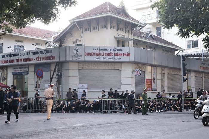 Hàng dài người dân xếp hàng từ sáng sớm tiễn biệt Tổng Bí thư Nguyễn Phú Trọng