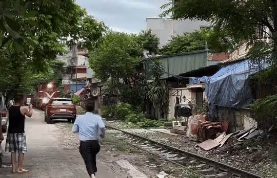 Ô tô đậu sát đường sắt bị tàu hỏa tông biến dạng, tài xế lao tới cứu xe bất thành